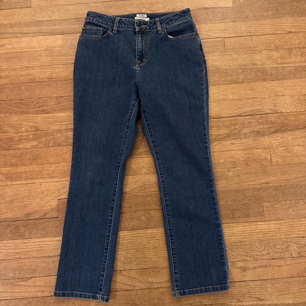 Women's classic fit medium wash mid rise cropped ankle length jeans size 8
 b58